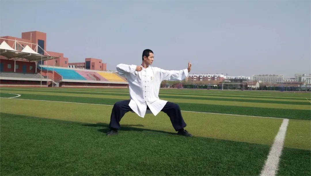 八段锦第六式 两手攀足固肾腰